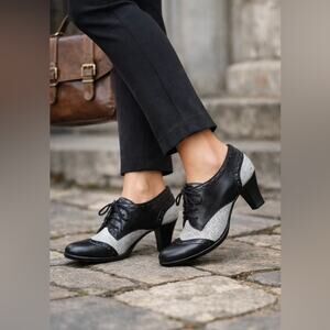 AEROSOLES Dollop black and white combat size 10 1/2